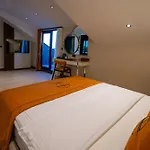 Elysian Airport & Restaurant Hotel