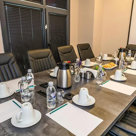 מלון Elysian Airport & Restaurant 4*