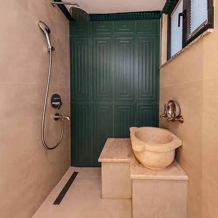 Elysian Airport & Restaurant 4*